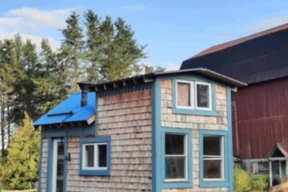 Sculptress - Handmade Tiny Home (Shepherd's Hut) - Image 1